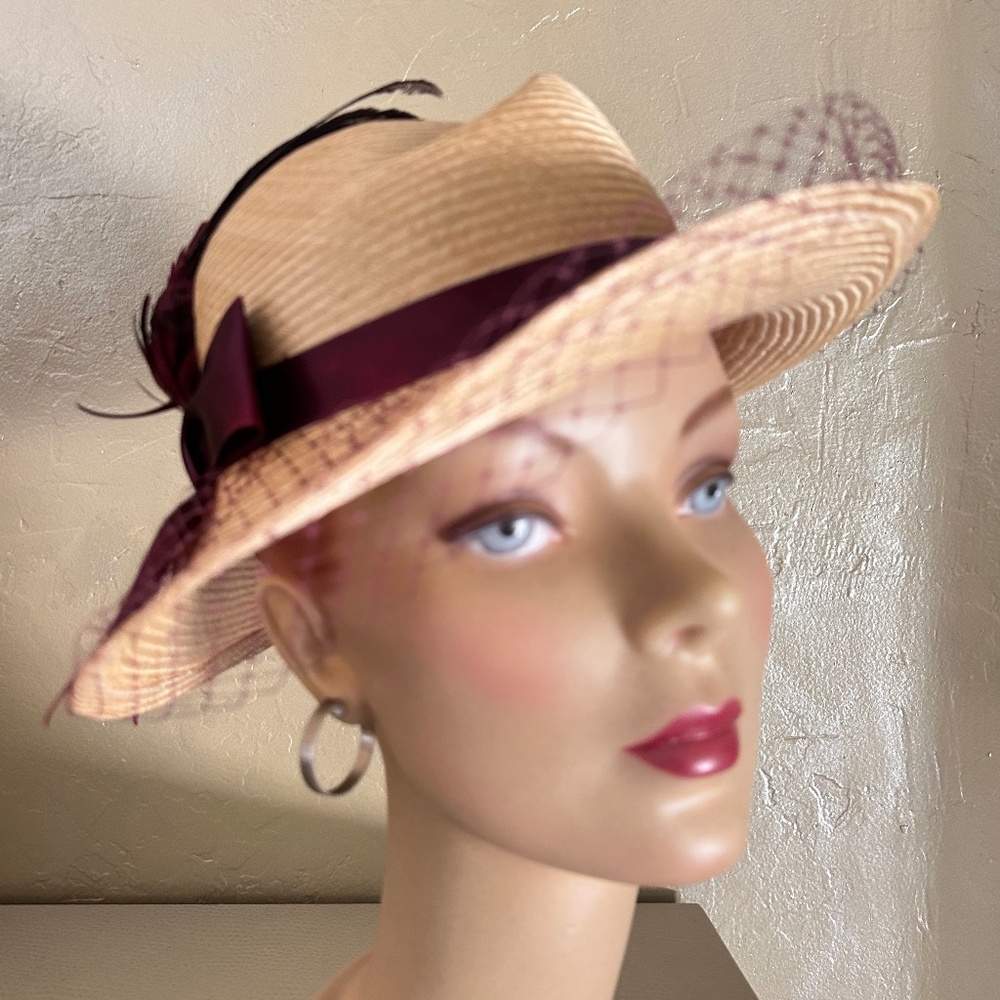 DELIGHTFUL VINTAGE NATURAL STRAW HAT WITH BURGUNDY TRIM & FEATHERS